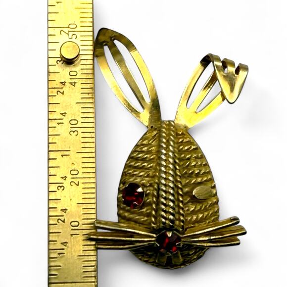 Vintage Sarah Coventry Winking Rabbit Bunny Brooch Pin Red Rhinestone Eye Signed - Picture 4 of 10